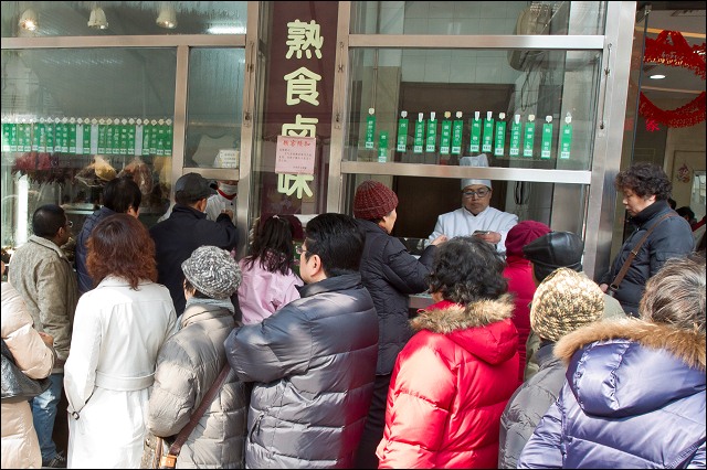 Lunch time on Shanghai street.