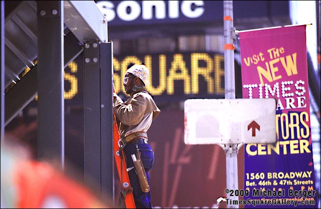 Construction of the new Armed Forces Recruitment Center on an island in Times Square. 1999.